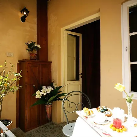Antica Residenza Santa Chiara -city Center Maison d'hôtes
